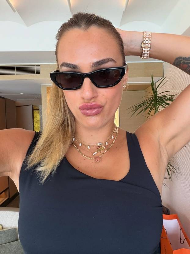 FOTO Gem, set, meč i - tangice! Najbolja tenisačica svijeta mami poglede u oskudnim izdanjima