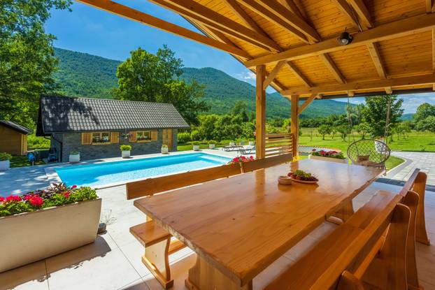 FOTO Kuću za odmor Mali Medo kod rodnog sela Nikole Tesle u Lici okružuje pravi prirodni raj