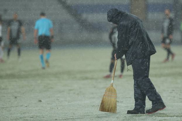 Osijek: Djelatnici čiste travnjak tijekom utakmice Vukovar 1991 - NK Slaven Belupo
