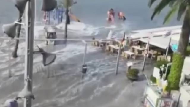 Pogodio ih mini-tsunami: Pod vodom su plaže, ceste, terase...