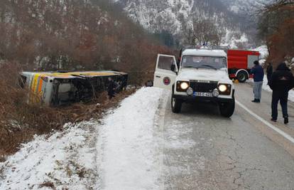 Prevrnuo se bus u BiH: Dvoje poginulih i osmero ozlijeđenih