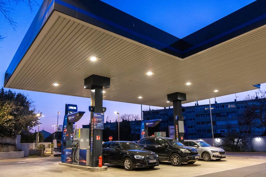 Pula: Automobili na benzinskim pumpama uoči sutrašnjeg poskupljenja benzina