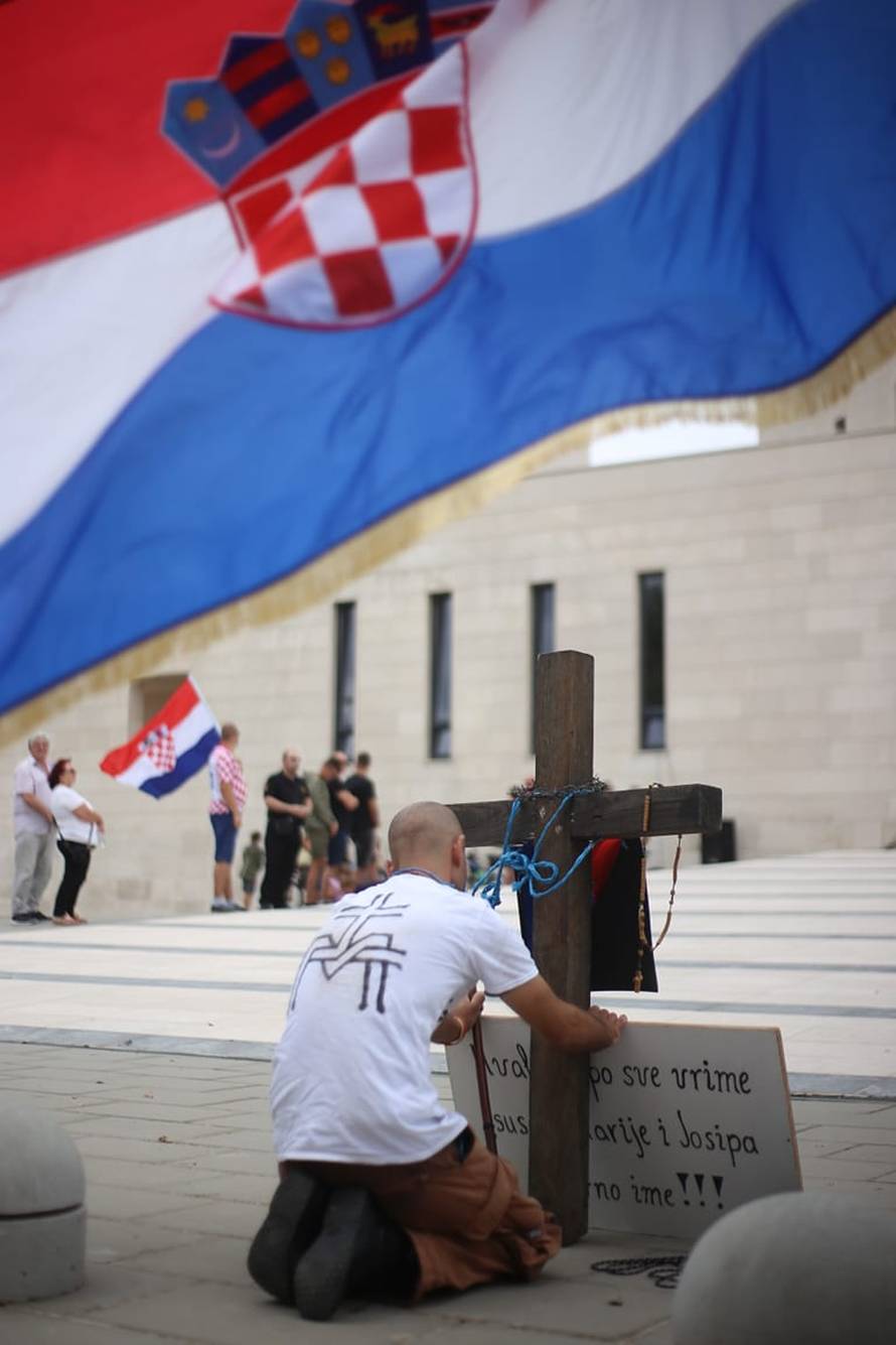 Iz Miljevaca pješačio u Knin, na leđima nosi veliki drveni križ
