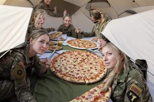 FOTO Vidite vojnikinje kako jedu pizzu? Zaškiljite i opet pokušajte. Evo što je na slici...