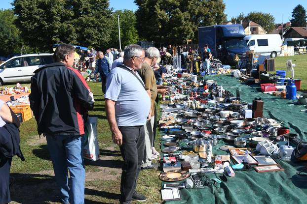 Koprivnica: Velika gužva na buvljaku koji je privukao pažnji brojnih prodavača i još više kupaca