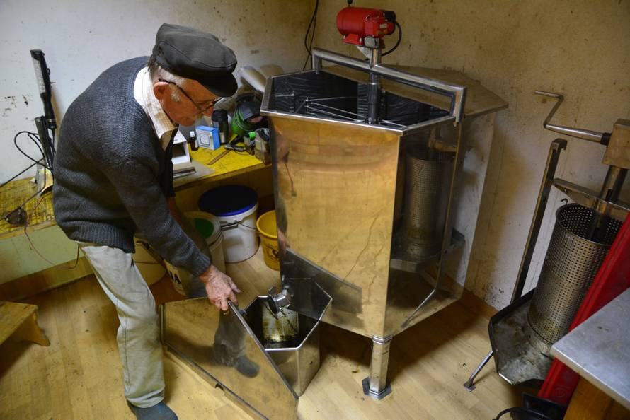 Pčele u veš-mašini: Slavonski pčelar radi jedinstvene košnice