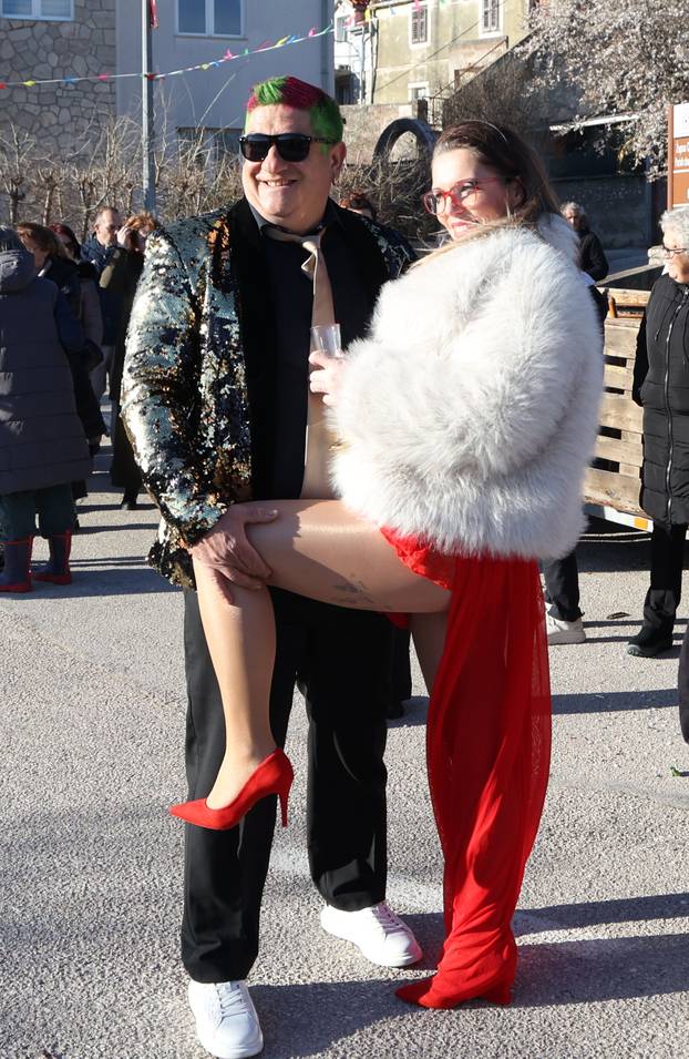 Jezera: Maškarana povorka prodefilirala je Jezerima