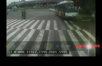 Hrabri vozač riskirao život da zaustavi pomahnitali autobus