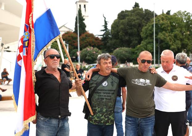 Šibenik:Odrzan je 'Prosvjedni skup protiv financiranja FALIŠ-a i svih ostalih protuhrvatskih dogaðanja'