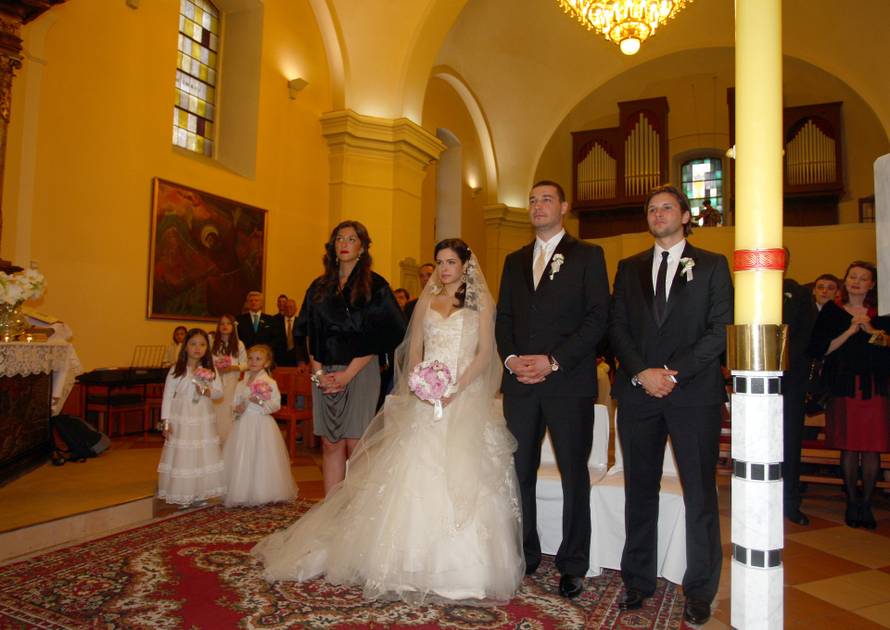 ARHIVA - 20.4.2009. Vjen?anje Ivana Valenti?a kojemu je nazo?ila brojna "zlatna mladež"