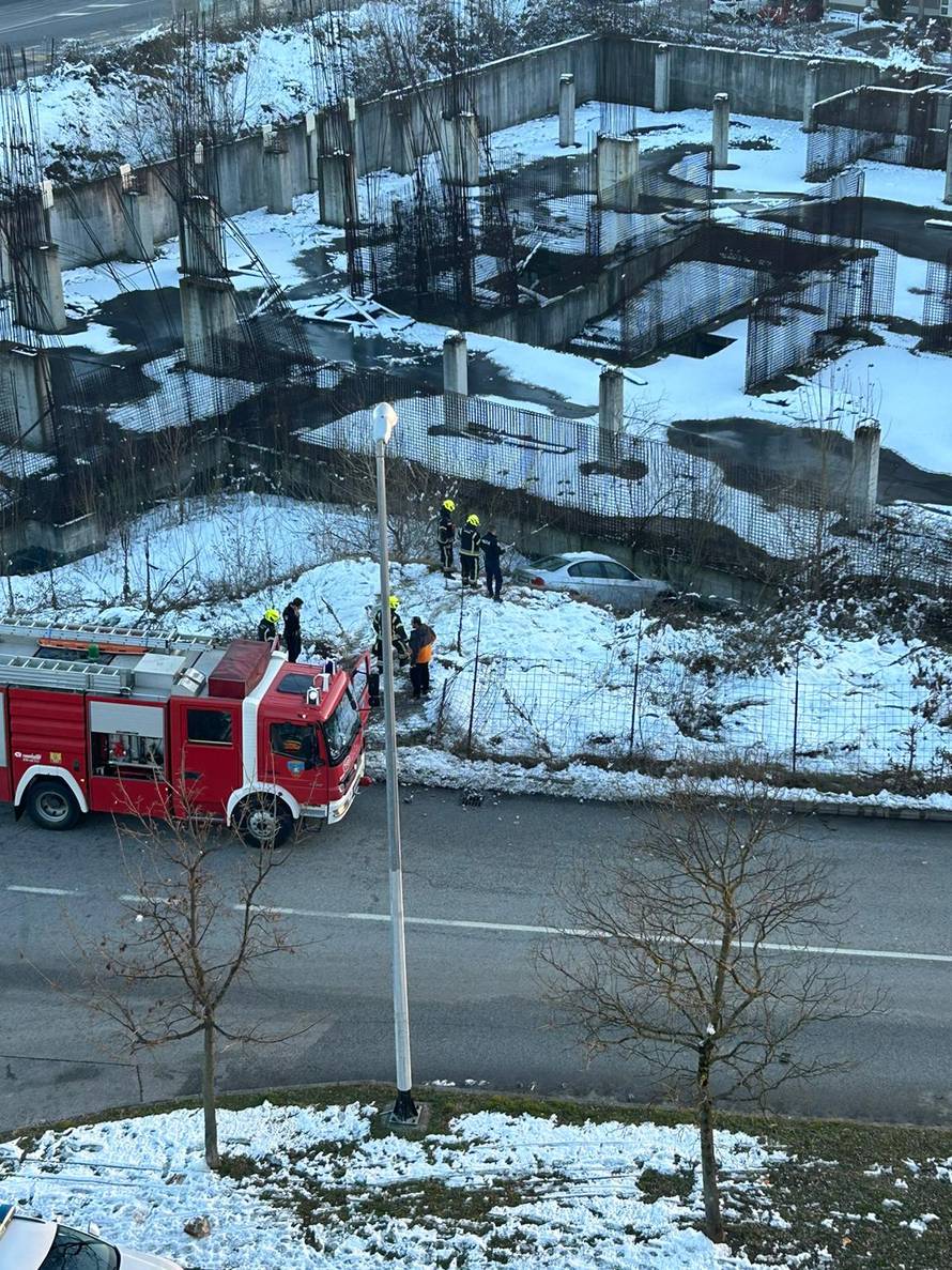 BMW-om na Laništu sletio s ceste na gradilište: Pronašli zaključano vozilo bez vozača