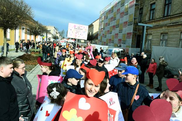 Sisak: Nekoliko stotina mališana iz dječjih vrtića i osnovnih škola sudjelovalo je na tradicionalnom Sisačkom fašniku