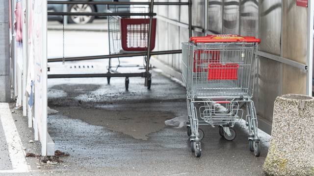 Zagreb: U rijetkim trgovinama koje rade stvaraju se gužve