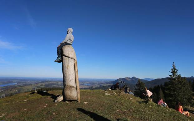 Planinari uživaju u pogledu pored neobi?nog "spomenika kulture", drvenog penisa