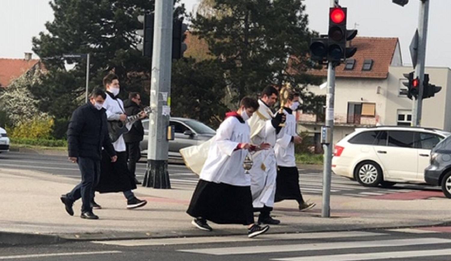 Mobilna euharistija: Svećenik i ministranti kružili po Jarunu