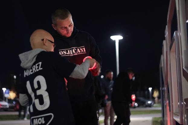 Osijek: Građani dolaze zapaliti svijeće ispred Opus Arene 