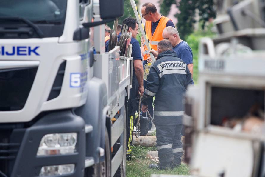 Radnici upali u kanalizacijski otvor u Čepinu: Dvoje poginulih