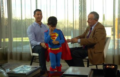 Mali Ronaldo prekinuo očev intervju u odijelu Supermana