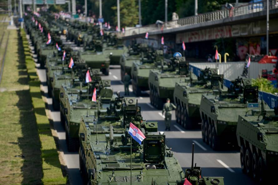 Zagreb: Pogled na Držićevu i kolonu vojnih vozila spremnu za početak mimohoda 