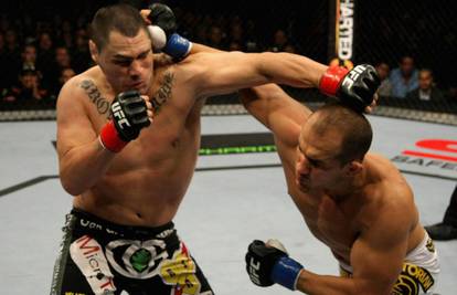 Trebala mu je minuta: Junior dos Santos novi je UFC prvak!