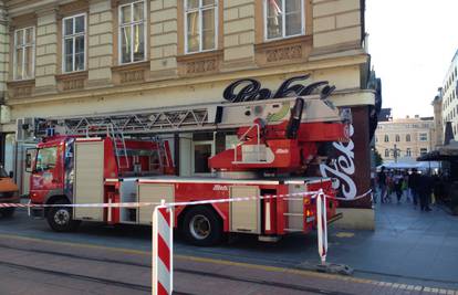Zagreb: Žbuka pala sa zgrade na pločnik dok su ljudi prolazili