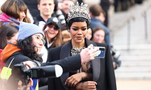 FOTO Gole grudi, &ccaron;ipka i kruna: Za Teyanom su se svi okretali!