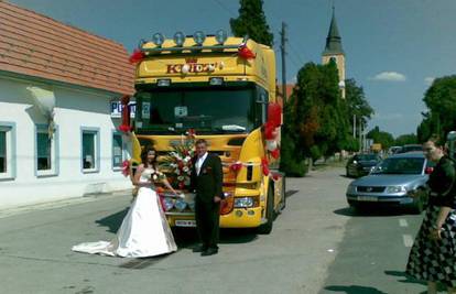 Mladence su u crkvu na vjenčanje voziili kamionom