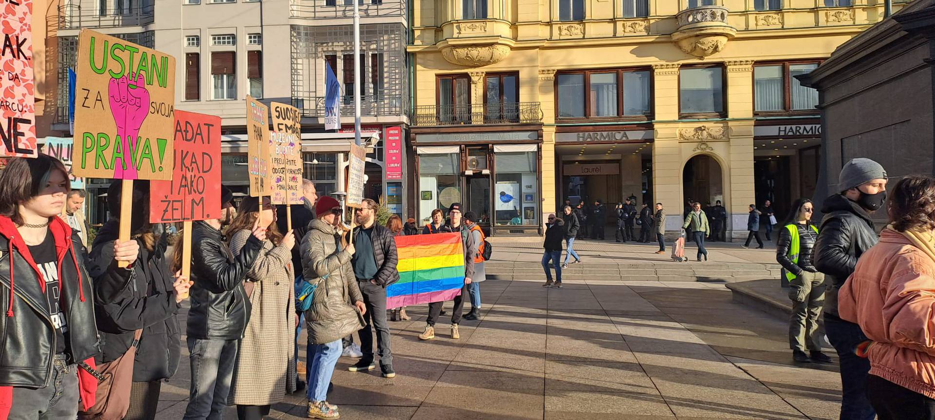 Molitelji ogradili dio Trga bana Jelačića samo za muškarce! 'Ne možete unutra, to nije za žene'