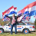 FOTO Najluđi navijač! Automobil ukrasio sa 60 hrvatskih zastava i krenuo na doček rukometaša