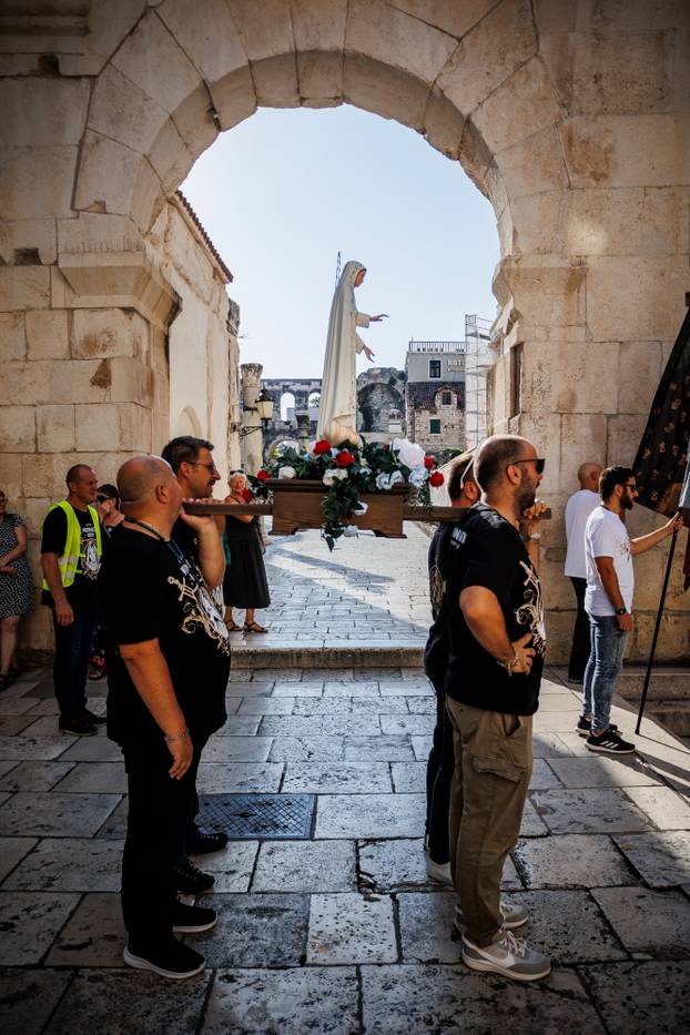 Split: Održana je molitva krunice na splitskom Peristilu