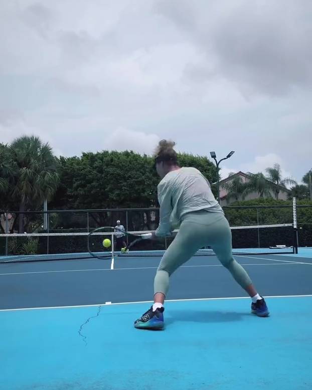 FOTO Tko je tenisačica čija je fotka u toplesu šokirala svijet?