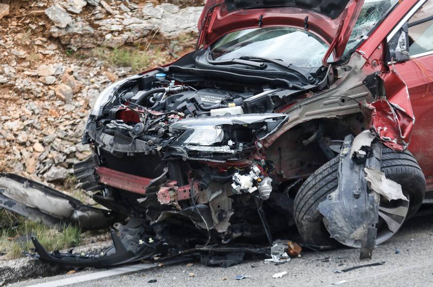 Teška prometna nesreća na Murteru: U sudaru dva auta i motocikla jedan poginuli