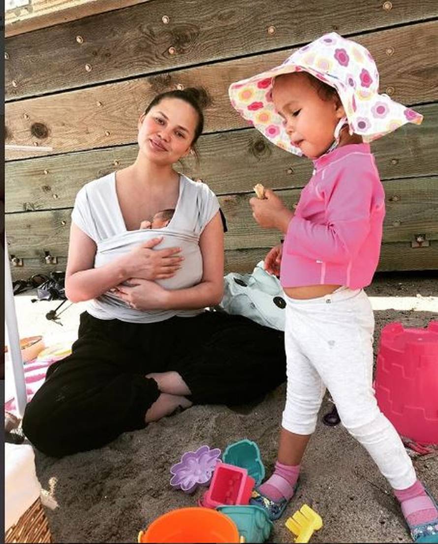 Chrissy Teigen 'izbacila' noge, a ni grudi nisu ostale 'zakinute'