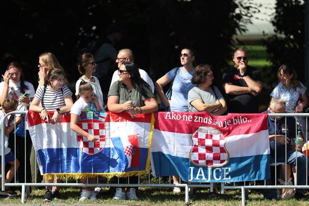 Zagreb: Građani se okupljaju duž trase vojnog mimohoda
