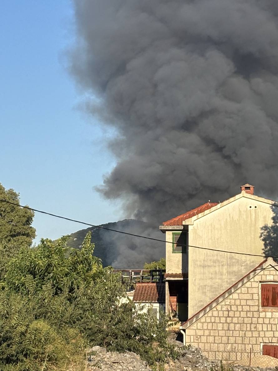 VIDEO Požari u Dalmaciji. Gorio deponij u Prgometu: 'Zatvorite vrata i prozore, ne udišite dim'