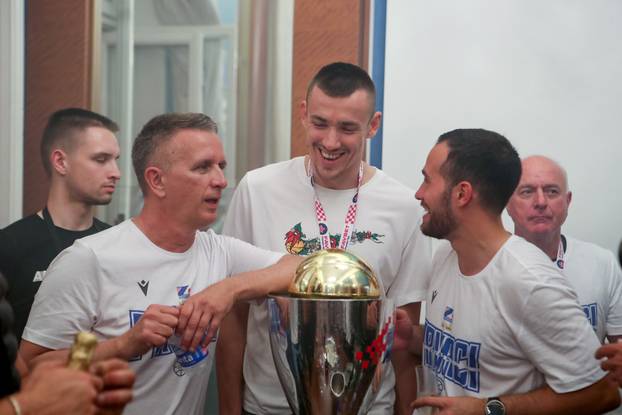 Košarkaši Zadra proslavili osvajanje naslova prvaka Hrvatske s navijačima na Narodnom trgu