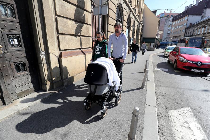 Zagreb: Nives i Goran IvaniÅ¡eviÄ proÅ¡etali VlaÅ¡kom gurajuÄi kolica sa sinÄiÄem