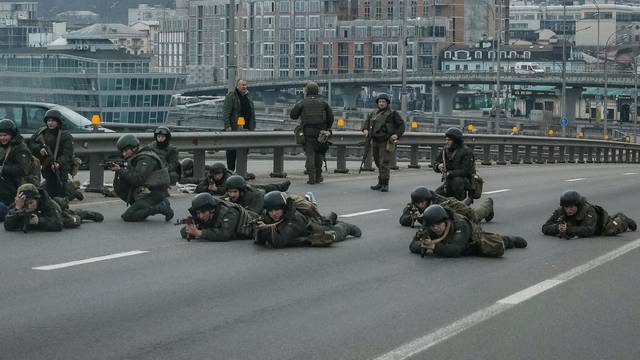 Servicemen of the Ukrainian National Guard take positions in central Kyiv