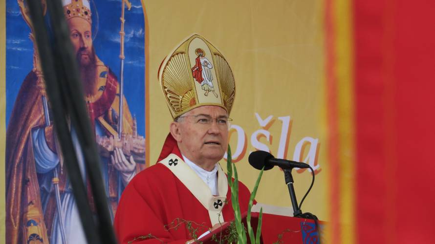 Kerum kao Papa pratio misu s prozora, stigao je i Plenković