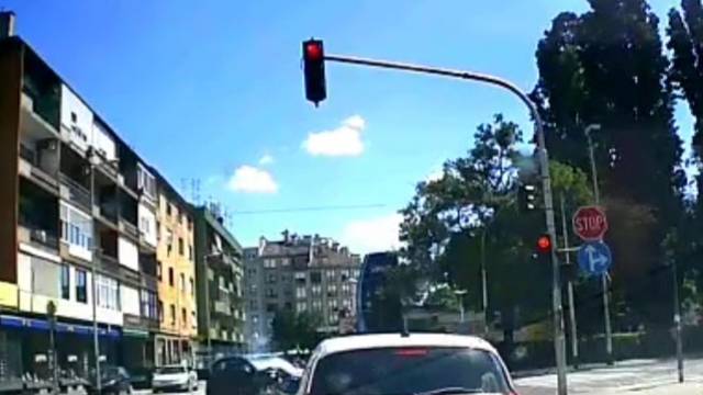 VIDEO Trenutak sudara u Zagrebu: Dva auta sudarila se na križanju na Trešnjevci