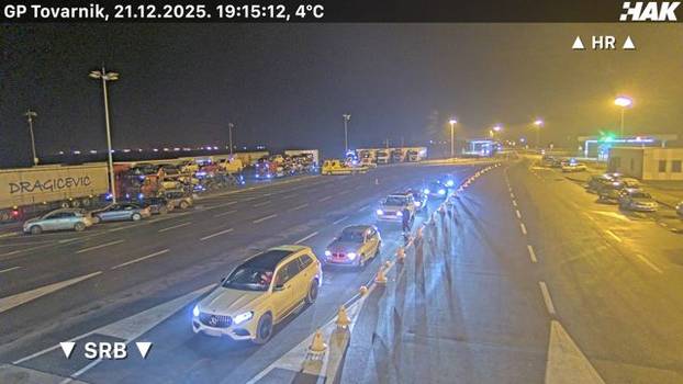 FOTO Na granicama se čeka i po dva sata. HAK: Kolnici su skliski