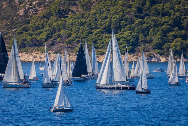 Split:  Pogled sa Sustipana na start Mrduljske Regate