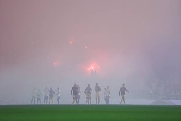 Zbog bakljade prekinuta utakmica između Hajduka i Ajaxa