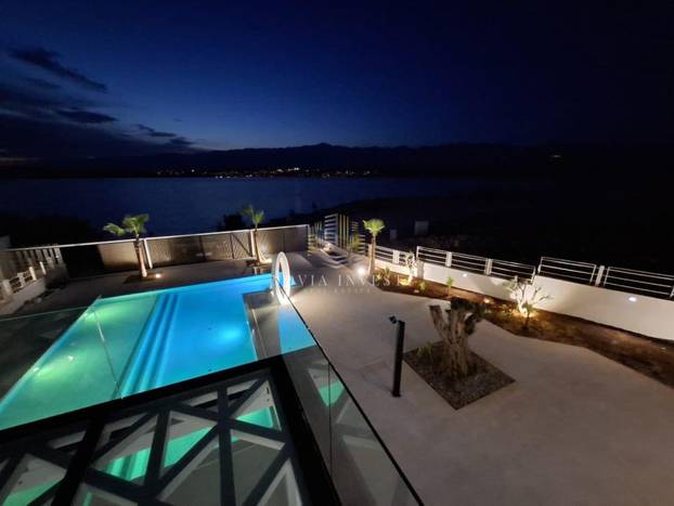 FOTO Luksuzni spektakl! Što mislite koliko stoji ova vila prvi red do mora u Novigradu?