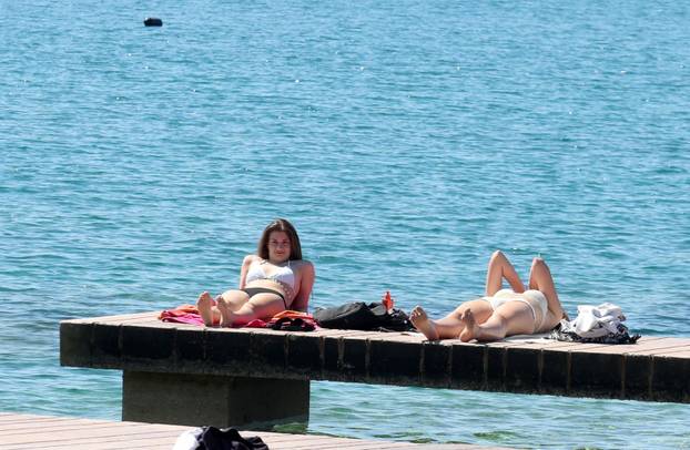 Brodarica: Sun?an dan za ugodna druženja i sun?anja na Rezalištu