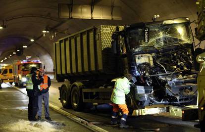 U tunelu se sudarila dva kamiona, cisterna i auto