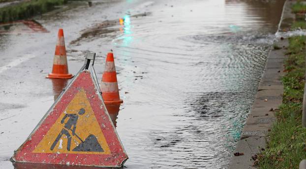 Zagreb: Zbog puknuća cijevi poplavljen dio Zvonimirove ulice