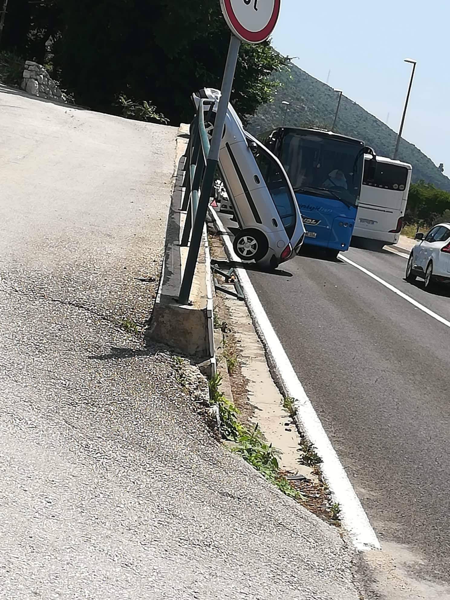 Vertikalno parkiranje? Bizarna nezgoda u Župi dubrovačkoj...