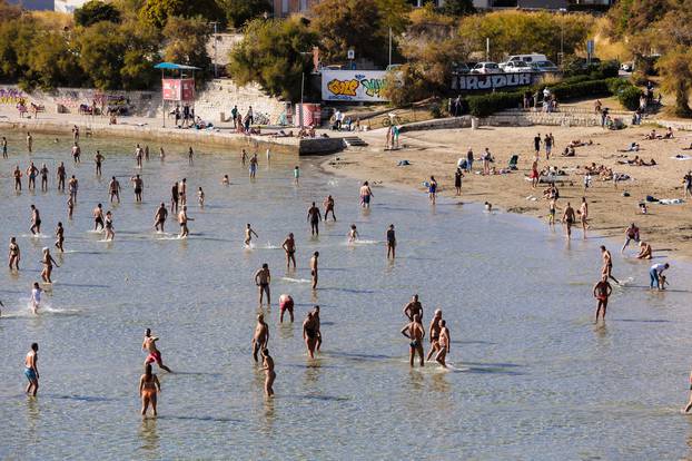 Splićani iskoristili iznadprosječno toplo vrijeme za kupanje na Bačvicama