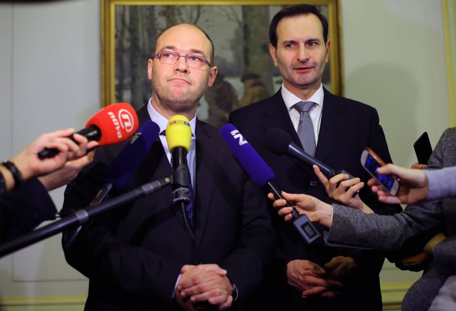 Kavalir Hasanbegović dočekao svoju nasljednicu s cvijećem